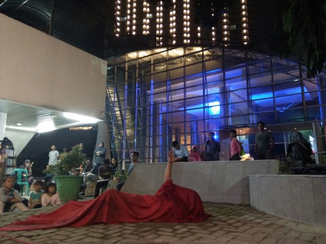 Monolog Di Tengah Mahalnya Sewa Gedung Pertunjukan Tim