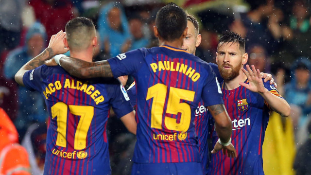 Pemain Barcelona rayakan gol Paco. (Foto: REUTERS/Albert Gea)