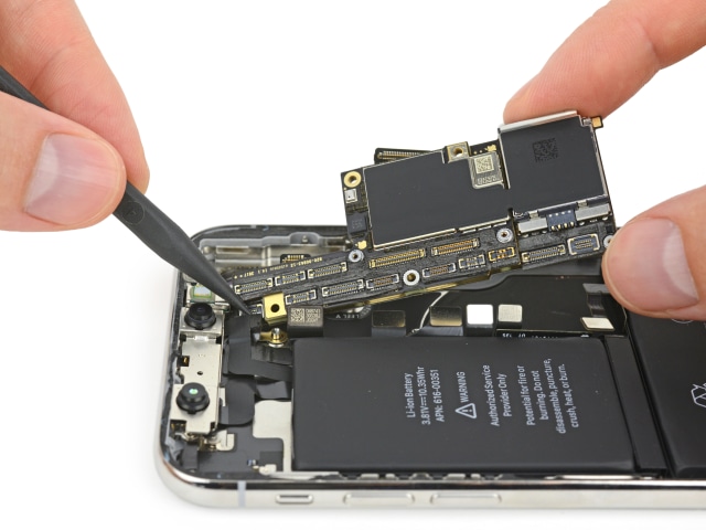 Salah satu papan sirkuit di iPhone X. (Foto: iFixit (CC BY-NC-SA 3.0))