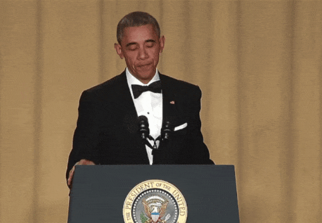 Barack Obama melakuan mic drop. (Foto: Giphy)