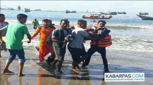 Sedang Asik Berenang Pemuda Ini Terseret Ombak Pantai