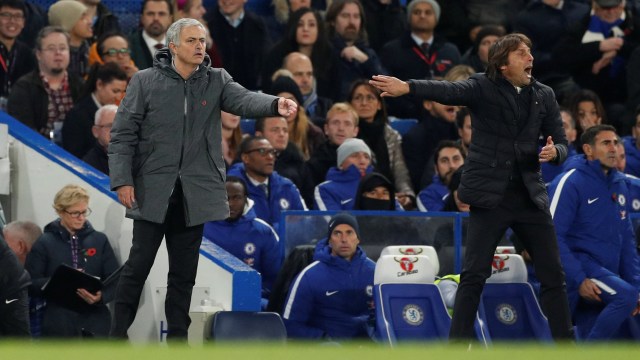 Jose Mourinho dan Antonio Conte. (Foto: Reuters/John Sibley)