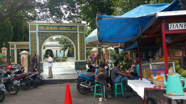 Yuk, Cicipi Jajanan Murah Ibu Kota di Tiga Masjid Bersejarah Ini