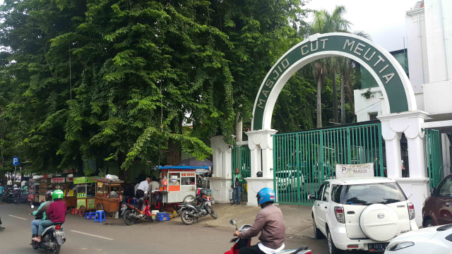 Yuk, Cicipi Jajanan Murah Ibu Kota di Tiga Masjid Bersejarah Ini (1)