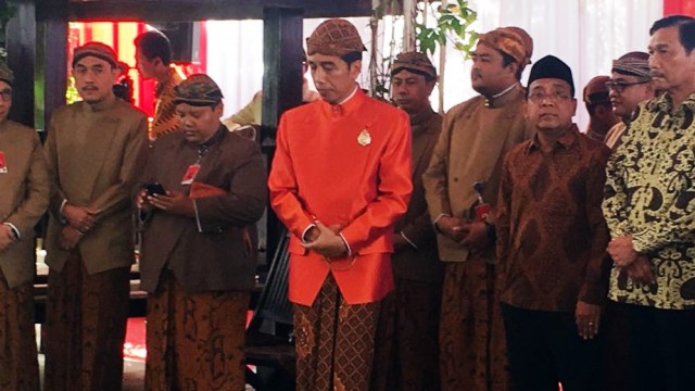 Presiden Jokowi pasang bleketepe (Foto: Ananda Wardhiati Teresia/kumparan)