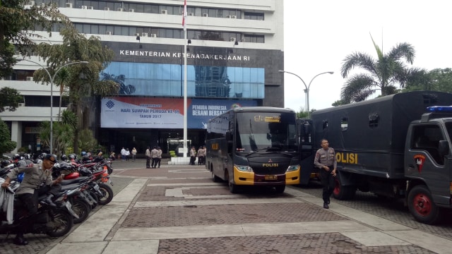 Pengamanan di Kementerian Ketenagakerjaan (Foto: Johanes Hutabarat/kumparan)