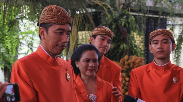 Jokowi di prosesi adat pernikahan Kahiyang (Foto: Antara/Maulana Surya)