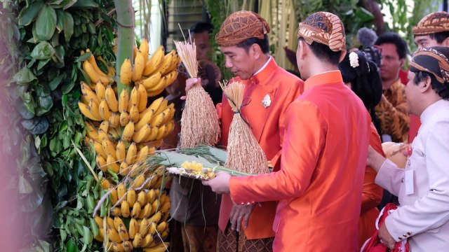 Jokowi pasang bleketepe.  (Foto: Dok. Media Centre Pernikahan Kahiyang Bobby)