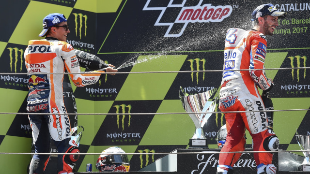 Dovizioso dan Marquez bersama di podium. (Foto: AFP/Josep Logo)