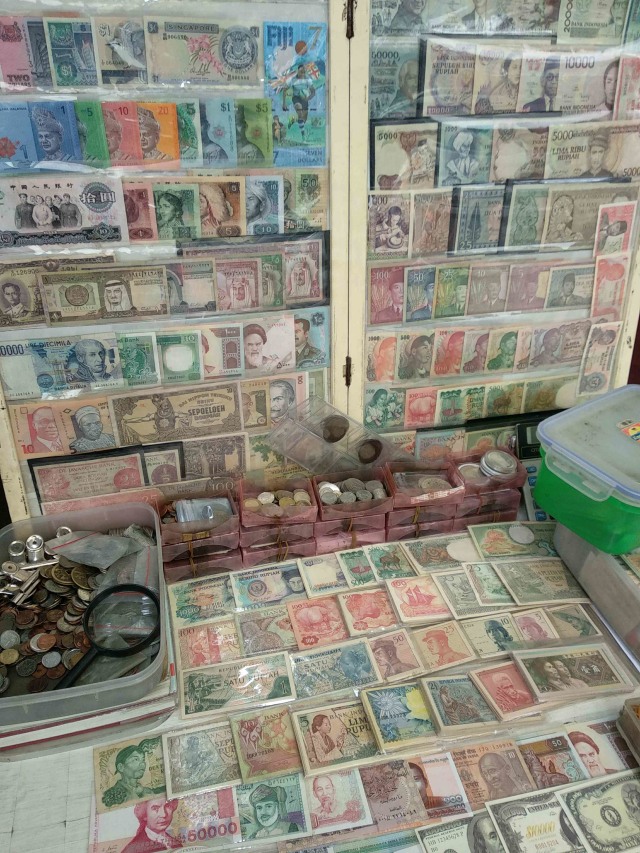 Penjual Uang Kuno di Pasar Baru (2)