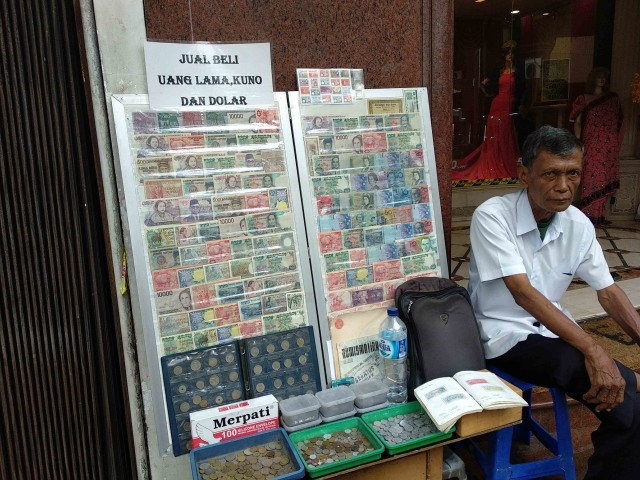 Penjual Uang Kuno di Pasar Baru (3)
