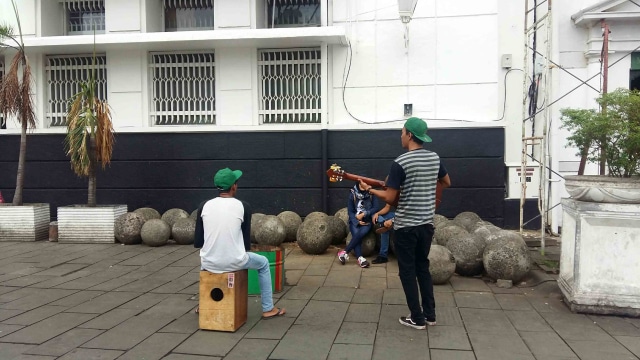 Pengunjung Kota Tua Keluhkan Pengamen yang Kadang Memaksa Diberi Uang (1)