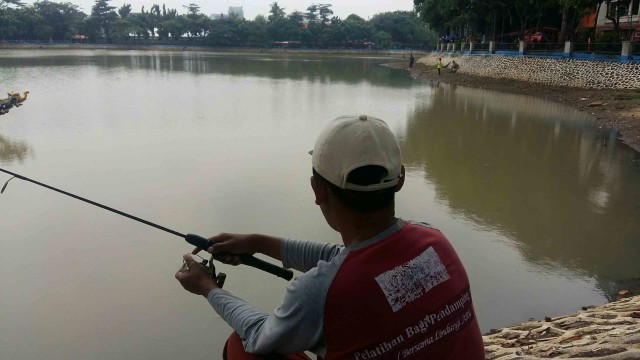 Setu Babakan Disurutkan, Pemancing Ikan Sulit Dapat Tangkapan