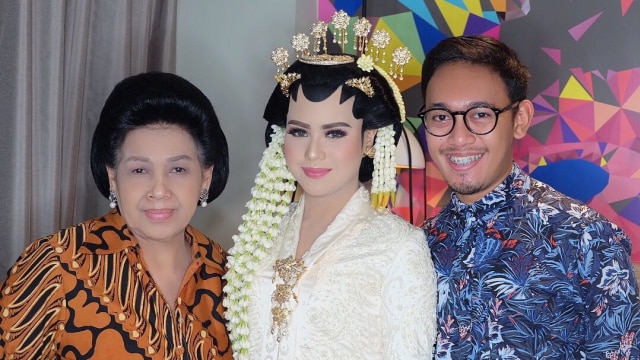 Diheksa Yuliadi dan Dukun Manten Keraton Ibu Heksa (Foto: Dok pribadi Diheksa Yuliadi)