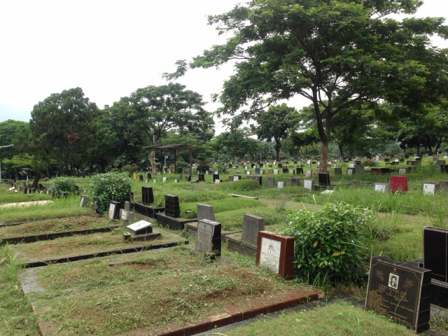 Pembersih Makam TPU Joglo: Lahan Penuh, Tulang Manusia 'Berserakan' (2)