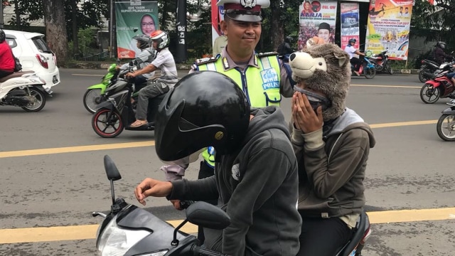 Polisi Bogor menilang pengemudi tak pakai helm (Foto: Instagram @tmcpolresbogor)