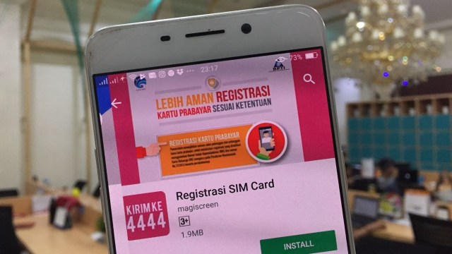 Aplikasi palsu untuk registrasi SIM card. (Foto: Aditya Panji/kumparan)