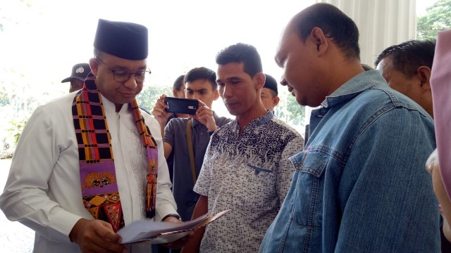 Anies Baswedan menemui warga. (Foto: Diah Harni/kumparan)