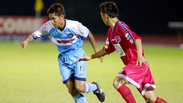 SAF FC (biru) vs Home United tahun 2001. (Foto: AFP/Roslan Rahman)