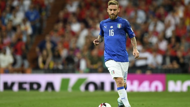 De Rossi saat membela Timnas Italia. (Foto: GABRIEL BOUYS / AFP)