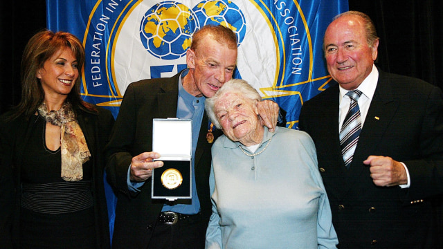 Johnny Warren (tengah) menerima penghargaan FIFA. (Foto: AFP/Torsten Blackwood)