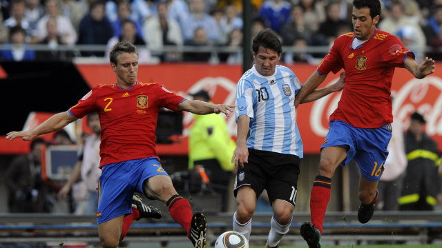 Messi (tengah) dalam laga vs Spanyol. (Foto: JUAN MABROMATA / AFP)