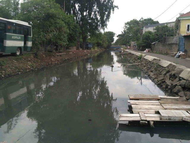 Mencuci Pakaian di Kali Kotor karena Tak Sanggup Beli Air PAM (1)