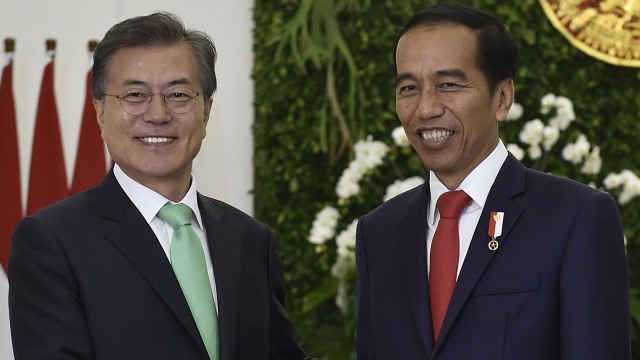 Jokowi dan Presiden Korsel Moon Jae-in (Foto: ANTARA/Puspa Perwitasari)