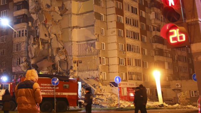Apartemen runtuh di Izhevsk Russia (Foto: REUTERS/Dmitry Solodyankin)