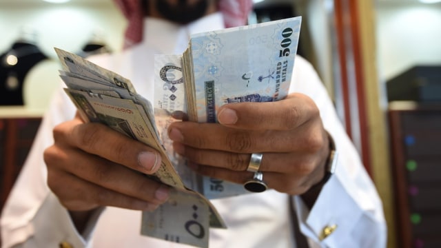 Ilustrasi uang riyal Arab Saudi (Foto: FAYEZ NURELDINE / AFP)