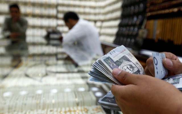 Ilustrasi uang riyal Arab Saudi Foto: REUTERS/Faisal Al Nasser