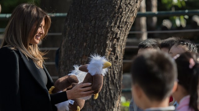 Melania Trump di Kebun Binatang Beijing (Foto: NICOLAS ASFOURI / AFP)