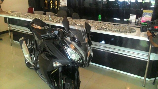Beli motor pakai uang receh (Foto: Facebook : Kawasaki Madiun)