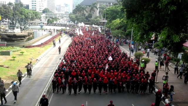 Massa demo bergerak ke Medan Merdeka Barat (Foto: Andreas Ricky/kumparan)