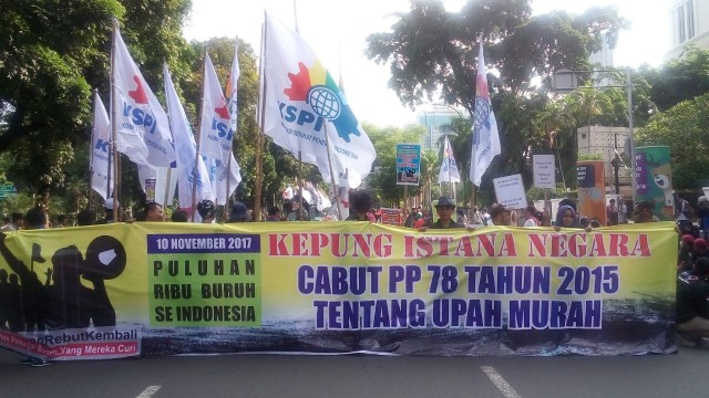 Demo buruh di depan Balai Kota DKI (Foto: Rafyq Panjaitan/kumparan)