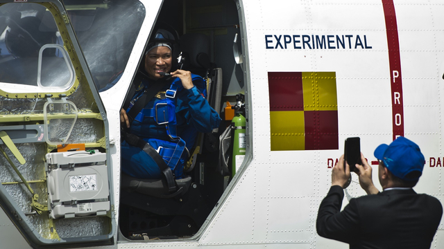 Kisah Esther Gayatri Saleh, dari Fotografer Istana Jadi Pilot Penguji Pesawat (879921)