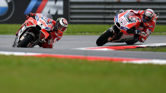 Dua pebalap Ducati, Lorenzo dan Dovizioso. (Foto: MANAN VATSYAYANA / AFP)