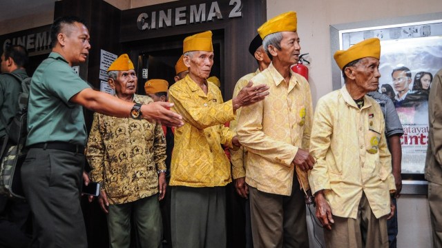 Veteran di Pekalongan nobar (Foto: ANTARA FOTO/Harviyan Perdana Putra/)