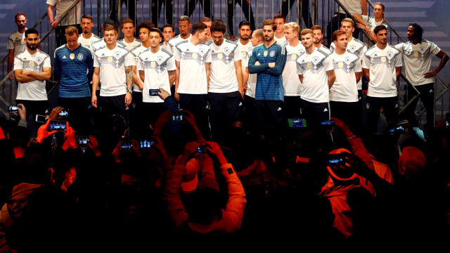 Timnas Jerman perkenalkan jersey anyar mereka.  (Foto: REUTERS/Fabrizio Bensch)