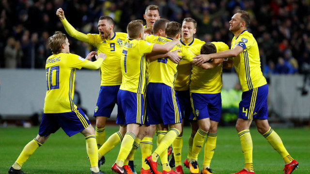 Pemain Swedia merayakan gol ke gawang Italia (Foto: REUTERS/Kai Pfaffenbach)