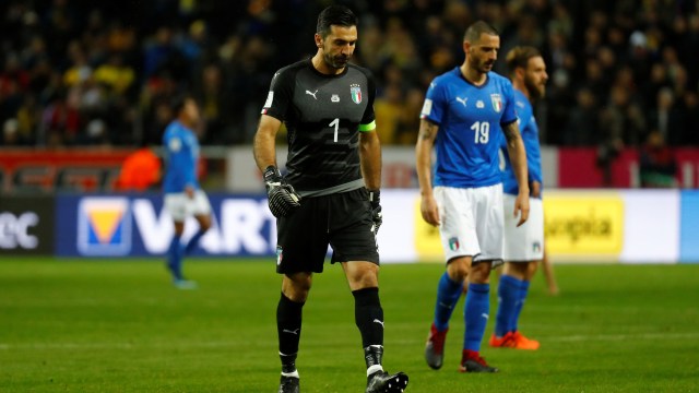Pemain Italia tertunduk lesu (Foto: REUTERS/Kai Pfaffenbach)