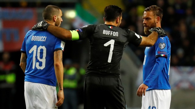 Pemain Italia berdiskusi pada laga versus Swedia. (Foto: Kai Pfaffenbach/REUTERS)
