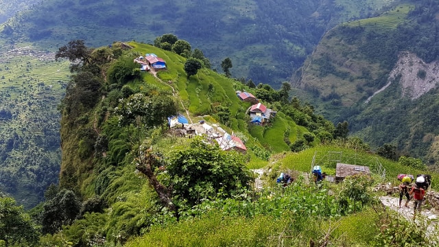 Pemulihan jalur di pegunungan Nepal (Foto: AFP/Prakash Mathema)