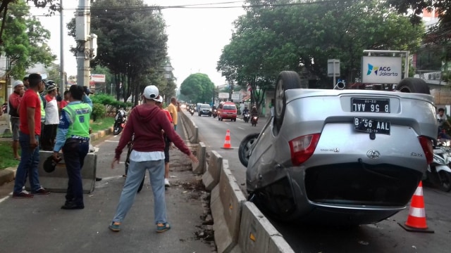 Mengapa Sering Terjadi Kendaraan Tabrak Separator Busway? | Kumparan.com