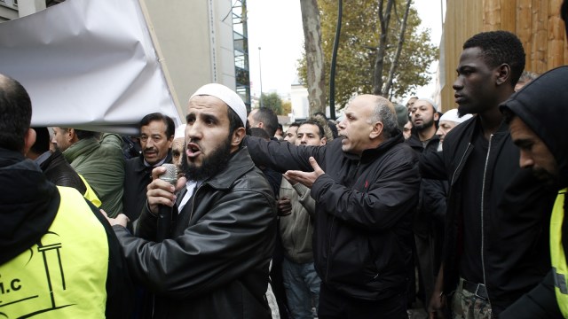 Warga muslim protes penutupan masjid di Prancis (Foto: AP Photo/Thibault Camus)