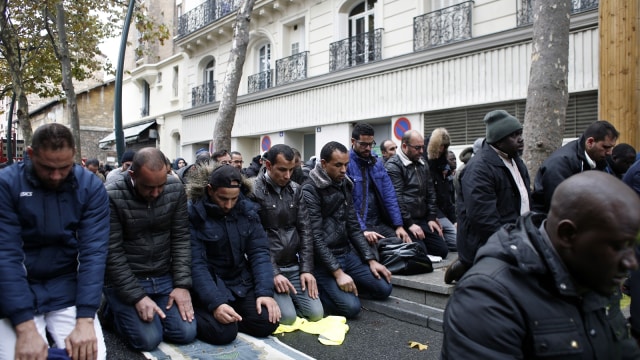 Warga Muslim salat Jumat di Jalanan, Prancis (Foto: AP Photo/Thibault Camus)