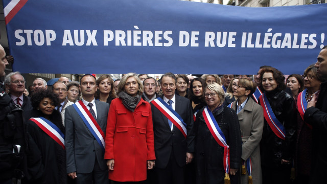Demonstrasi menolak salat Jumat di Prancis (Foto: AP Photo/Thibault Camus)