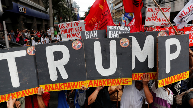Demo anti Trump di Manila (Foto: REUTERS/Erik De Castro)
