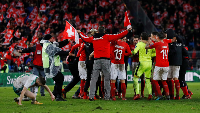 Swiss merayakan keberhasilan ke Piala Dunia 2018. (Foto: Jason Cairnduff/Reuters)