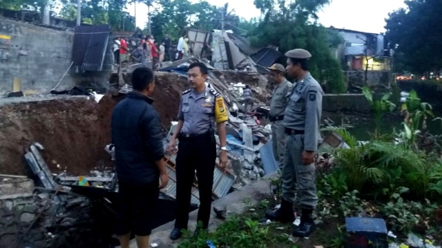 Longsor di Bintaro, Pesanggrahan (Foto: Dok. Kapolsek Pesanggrahan Kompol Eko Mulyadi)